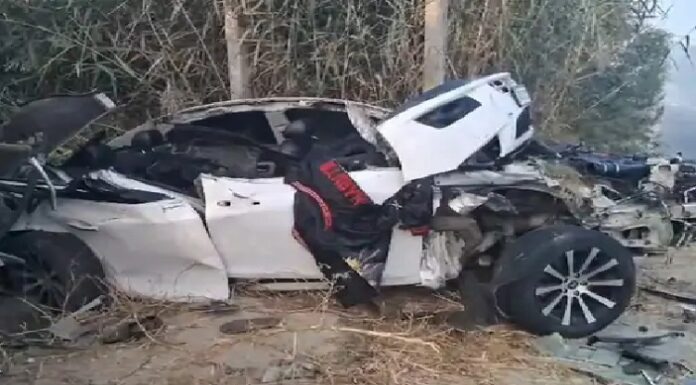 ਕਾਰ ਸਵਾਰ ਨੌਜਵਾਨਾਂ ਨੂੰ ਭਿਆਨਕ ਹਾਦਸੇ ‘ਚ ਮਿਲੀ ਦਰਦਨਾਕ ਮੌਤ, ਲੜਕੀ ਸਣੇ 2 ਗੰਭੀਰ ਜ਼ਖਮੀ
