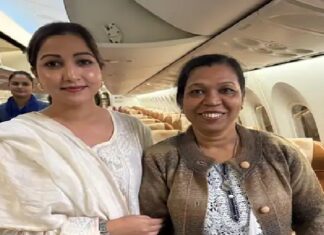 ਅਧਿਆਤਮ ਦੀ ਸ਼ਕਤੀ ! ਫਲਾਈਟ ‘ਚ ਔਰਤ ਨੇ ਮੰਤਰਾਂ ਦੇ ਜਾਪ ਨਾਲ ਬਚਾਈ ਮੌਤ ਦੇ ਬਿਸਤਰ ‘ਤੇ ਪਈ ਦੂਜੀ ਔਰਤ ਦੀ ਜਾਨ