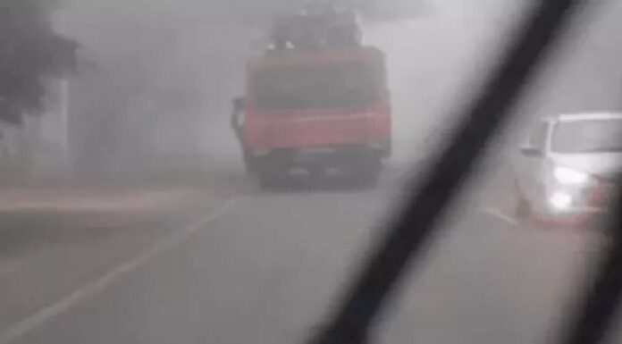 ਲੁਧਿਆਣਾ : ਧੁੰਦ ‘ਚ ਵਿਦਿਆਰਥੀਆਂ ਦੀ ਜਾਨ ਨੂੰ ਪਾਇਆ ਖਤਰੇ ‘ਚ ; ਓਵਰਲੋਡ ਬੱਸ ਦੀ ਛੱਤ ‘ਤੇ ਬਿਠਾਇਆ, ਵੀਡੀਓ ਵਾਇਰਸ