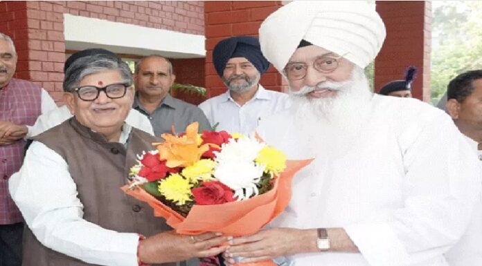 ਰਾਜ ਭਵਨ ਪੁੱਜੇ ਡੇਰਾ ਬਿਆਸ ਮੁੱਖੀ ਗੁਰਿੰਦਰ ਸਿੰਘ ਢਿੱਲੋਂ, ਰਾਜਪਾਲ ਨਾਲ ਕੀਤੀ ਮੁਲਾਕਾਤ