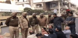 ਆਪ ‘ਚ ਸ਼ਾਮਲ ਹੋਣ ਵਾਲੀ ਕੌਂਸਲਰ ਪ੍ਰਵੀਨ ਵਾਸਨ ਖਿਲਾਫ ਪ੍ਰਦਰਸ਼ਨ, ਕਾਂਗਰਸੀ ਨੇ ਘਰ ਬਾਹਰ ਦਿੱਤਾ ਧਰਨਾ
