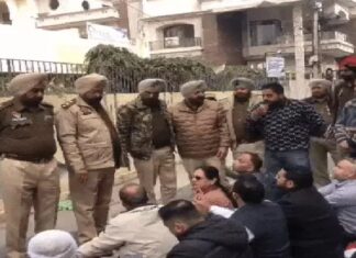 ਆਪ ‘ਚ ਸ਼ਾਮਲ ਹੋਣ ਵਾਲੀ ਕੌਂਸਲਰ ਪ੍ਰਵੀਨ ਵਾਸਨ ਖਿਲਾਫ ਪ੍ਰਦਰਸ਼ਨ, ਕਾਂਗਰਸੀ ਨੇ ਘਰ ਬਾਹਰ ਦਿੱਤਾ ਧਰਨਾ