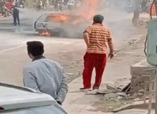 ਮਕੈਨਿਕ ਕੋਲ ਰਿਪੇਅਰ ਲਈ ਆਈ ਕਾਰ ਨੂੰ ਅਚਾਨਕ ਲੱਗੀ ਅੱਗ, ਸੜ ਕੇ ਹੋਈ ਸੁਆਹ