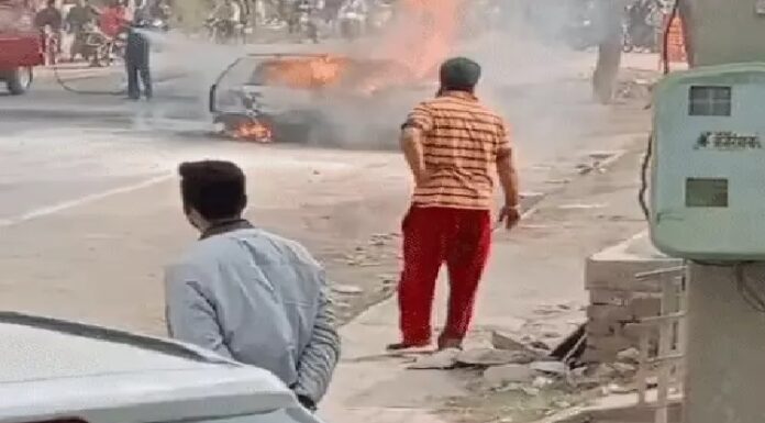 ਮਕੈਨਿਕ ਕੋਲ ਰਿਪੇਅਰ ਲਈ ਆਈ ਕਾਰ ਨੂੰ ਅਚਾਨਕ ਲੱਗੀ ਅੱਗ, ਸੜ ਕੇ ਹੋਈ ਸੁਆਹ