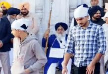 ਸ੍ਰੀ ਅਕਾਲ ਤਖਤ ਵਲੋਂ ਦਿੱਤੀ ਸਜ਼ਾ ਭੁਗਤ ਰਹੇ ਸੁਖਬੀਰ ਬਾਦਲ, ਸ੍ਰੀ ਹਰਿਮੰਦਰ ਸਾਹਿਬ ਦੇ ਗੇਟ ‘ਤੇ ਬਰਛਾ ਫੜ ਕੇ ਬੈਠੇ, ਬਿਕਰਮ ਮਜੀਠੀਆ ਧੋ ਰਹੇ ਗੰਦੇ ਬਰਤਨ