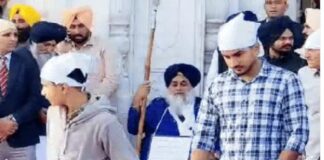 ਸ੍ਰੀ ਅਕਾਲ ਤਖਤ ਵਲੋਂ ਦਿੱਤੀ ਸਜ਼ਾ ਭੁਗਤ ਰਹੇ ਸੁਖਬੀਰ ਬਾਦਲ, ਸ੍ਰੀ ਹਰਿਮੰਦਰ ਸਾਹਿਬ ਦੇ ਗੇਟ ‘ਤੇ ਬਰਛਾ ਫੜ ਕੇ ਬੈਠੇ, ਬਿਕਰਮ ਮਜੀਠੀਆ ਧੋ ਰਹੇ ਗੰਦੇ ਬਰਤਨ