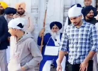 ਸ੍ਰੀ ਅਕਾਲ ਤਖਤ ਵਲੋਂ ਦਿੱਤੀ ਸਜ਼ਾ ਭੁਗਤ ਰਹੇ ਸੁਖਬੀਰ ਬਾਦਲ, ਸ੍ਰੀ ਹਰਿਮੰਦਰ ਸਾਹਿਬ ਦੇ ਗੇਟ ‘ਤੇ ਬਰਛਾ ਫੜ ਕੇ ਬੈਠੇ, ਬਿਕਰਮ ਮਜੀਠੀਆ ਧੋ ਰਹੇ ਗੰਦੇ ਬਰਤਨ