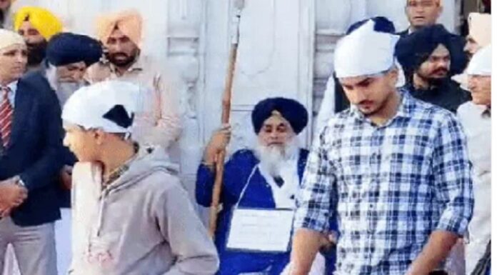 ਸ੍ਰੀ ਅਕਾਲ ਤਖਤ ਵਲੋਂ ਦਿੱਤੀ ਸਜ਼ਾ ਭੁਗਤ ਰਹੇ ਸੁਖਬੀਰ ਬਾਦਲ, ਸ੍ਰੀ ਹਰਿਮੰਦਰ ਸਾਹਿਬ ਦੇ ਗੇਟ ‘ਤੇ ਬਰਛਾ ਫੜ ਕੇ ਬੈਠੇ, ਬਿਕਰਮ ਮਜੀਠੀਆ ਧੋ ਰਹੇ ਗੰਦੇ ਬਰਤਨ