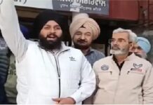 ਅੰਮ੍ਰਿਤਸਰ ‘ਚ ਆਪ ਦੇ ਦਫਤਰ ਅੱਗੇ ਵਰਕਰਾਂ ਦਾ ਹੰਗਾਮਾ, ਪੈਸੇ ਲੈ ਕੇ ਟਿਕਟਾਂ ਵੰਡਣ ਦੇ ਲਾਏ ਦੋਸ਼
