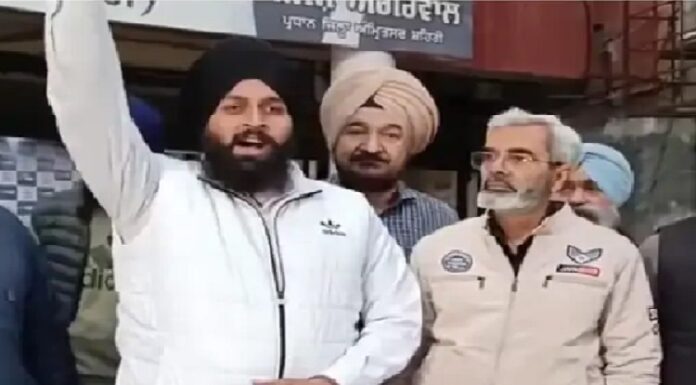 ਅੰਮ੍ਰਿਤਸਰ ‘ਚ ਆਪ ਦੇ ਦਫਤਰ ਅੱਗੇ ਵਰਕਰਾਂ ਦਾ ਹੰਗਾਮਾ, ਪੈਸੇ ਲੈ ਕੇ ਟਿਕਟਾਂ ਵੰਡਣ ਦੇ ਲਾਏ ਦੋਸ਼