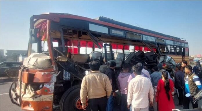 ਸਵਾਰੀਆਂ ਨਾਲ ਭਰੀ ਬੱਸ ਤੇ ਟਰੈਕਟਰ-ਟਰਾਲੀ ਦੀ ਭਿਆਨਕ ਟੱਕਰ, 2 ਲੋਕਾਂ ਦੀ ਮੌਤ, ਕਈ ਜ਼ਖਮੀ