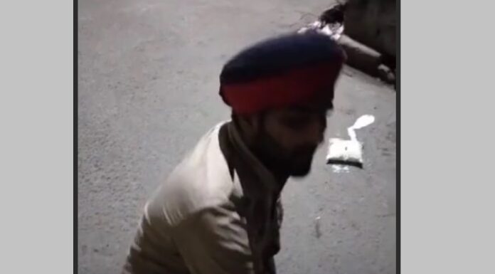ਵਰਦੀ ਸ਼ਰਮਸਾਰ ! ਪੁਲਿਸ ਮੁਲਾਜ਼ਮ ਨੇ ਗੱਡੀ ‘ਚੋਂ ਦੁੱਧ ਦੇ ਪੈਕੇਟ ਕੀਤੇ ਚੋਰੀ, ਨਸ਼ੇ ਦੀ ਹਾਲਾਤ ‘ਚ ਕੀਤਾ ਹੰਗਾਮਾ