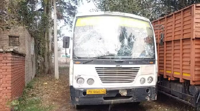 ਸਵਾਰੀਆਂ ਨਾਲ ਭਰੀ ਬੱਸ ‘ਤੇ ਨਿਹੰਗ ਸਿੰਘਾਂ ਨੇ ਕੀਤਾ ਕਿਰਪਾਨਾਂ ਨਾਲ ਹਮਲਾ, ਸਵਾਰੀਆਂ ਨੇ ਮਾਰੀਆਂ ਚੀਕਾਂ