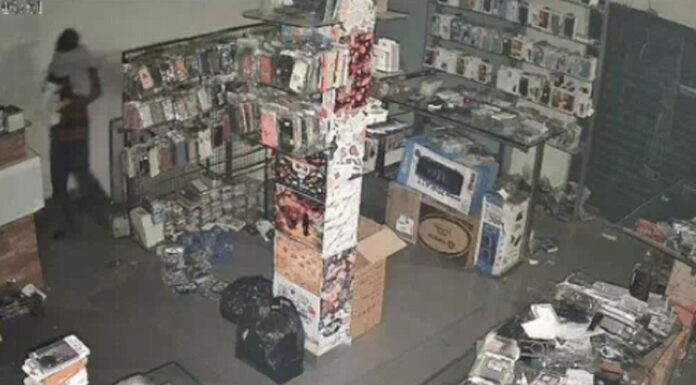 ਲੁਧਿਆਣਾ ‘ਚ ਚੋਰਾਂ ਦੇ ਹੌਲਸੇ ਬੁਲੰਦ ! ਪੁਲਿਸ ਥਾਣੇ ਦੇ ਨੇੜੇ ਸਥਿਤ ਮੋਬਾਈਲਾਂ ਦੀ ਦੁਕਾਨ ‘ਚੋਂ ਨਕਦੀ ਤੇ ਫੋਨ ਕੀਤੇ ਚੋਰੀ