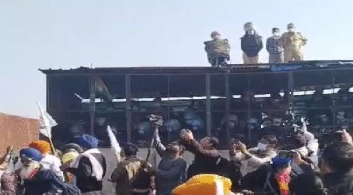 ਸ਼ੰਭੂ ਬਾਰਡਰ ਤੋਂ ਕਿਸਾਨਾਂ ਦਾ ਦਿੱਲੀ ਮਾਰਚ : ਕਿਸਾਨਾਂ ਤੇ ਪੁਲਿਸ ਆਹਮੋ-ਸਾਹਮਣੇ, ਗਰਮਾਇਆ ਮਾਹੌਲ, ਇੰਟਰਨੈੱਟ ਬੰਦ