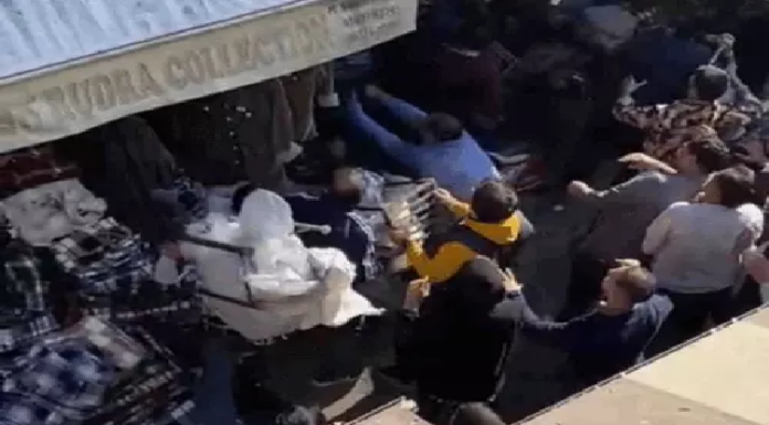 ਲੁਧਿਆਣਾ ‘ਚ ਗਾਹਕ ਨੂੰ ਲੈ ਕੇ ਆਪਸ ‘ਚ ਭਿੜੇ 2 ਦੁਕਾਨਦਾਰ, ਕੁੱਟਮਾਰ ਕਰ ਕੇ ਸੜਕ ‘ਤੇ ਸੁੱਟਿਆ ਸਾਮਾਨ