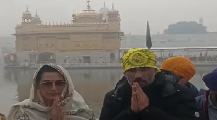 ਬਾਲੀਵੁੱਡ ਅਦਾਕਾਰ ਸੁਨੀਲ ਸ਼ੈਟੀ ਆਪਣੇ ਪਤਨੀ ਨਾਲ ਸ੍ਰੀ ਹਰਿਮੰਦਰ ਸਾਹਿਬ ਹੋਏ ਨਤਮਸਤਕ, ਨਵੇਂ ਸਾਲ ‘ਤੇ ਲਿਆ ਗੁਰੂ ਸਾਹਿਬ ਦਾ ਆਸ਼ੀਰਵਾਦ
