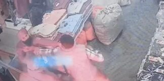 ਲੁਧਿਆਣਾ ਦੀ ਗਾਂਧੀ ਨਗਰ ‘ਚ ਹੰਗਾਮਾ, ਦੁਕਾਨਦਾਰ ਤੇ ਉਸ ਦੇ ਵਰਕਰ ਨੂੰ ਗੁਆਂਢੀ ਨੇ ਬੇਰਹਿਮੀ ਨਾਲ ਕੁੱਟਿਆ