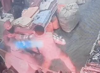 ਲੁਧਿਆਣਾ ਦੀ ਗਾਂਧੀ ਨਗਰ ‘ਚ ਹੰਗਾਮਾ, ਦੁਕਾਨਦਾਰ ਤੇ ਉਸ ਦੇ ਵਰਕਰ ਨੂੰ ਗੁਆਂਢੀ ਨੇ ਬੇਰਹਿਮੀ ਨਾਲ ਕੁੱਟਿਆ