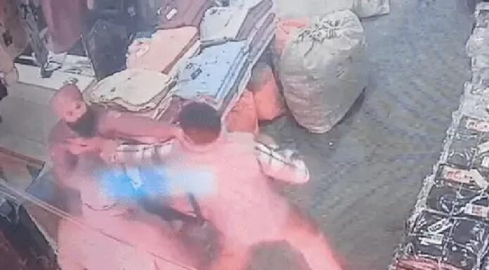 ਲੁਧਿਆਣਾ ਦੀ ਗਾਂਧੀ ਨਗਰ ‘ਚ ਹੰਗਾਮਾ, ਦੁਕਾਨਦਾਰ ਤੇ ਉਸ ਦੇ ਵਰਕਰ ਨੂੰ ਗੁਆਂਢੀ ਨੇ ਬੇਰਹਿਮੀ ਨਾਲ ਕੁੱਟਿਆ