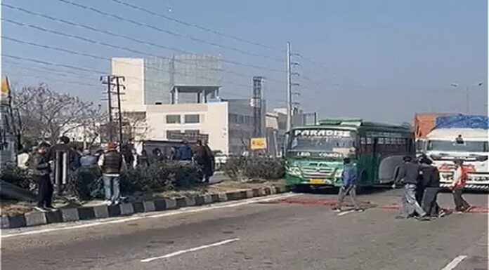 ਲੁਧਿਆਣਾ ‘ਚ ਡਾ. ਅੰਬੇਡਕਰ ਦੇ ਬੁੱਤ ਦੀ ਬੇਅਦਬੀ ਖਿਲਾਫ ਦਲੀਤ ਭਾਈਚਾਰੇ ਨੇ ਨੈਸ਼ਨਲ ਹਾਈਵੇ ਕੀਤਾ ਜਾਮ