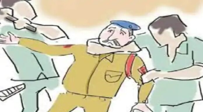 ਜਲੰਧਰ ‘ਚ ਪਤੀ-ਪਤਨੀ ਦੇ ਝਗੜੇ ਸਬੰਧੀ ਨੋਟਿਸ ਦੇਣ ਗਈ ਪੁਲਿਸ ‘ਤੇ ਹਮਲਾ, ਪਾੜਤੀ ਮੁਲਾਜ਼ਮਾਂ ਦੀ ਵਰਦੀ