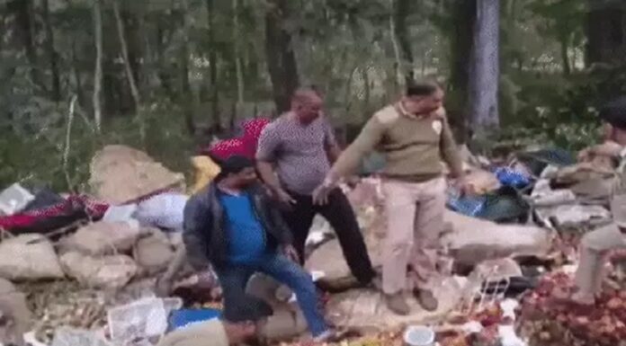 ਵੱਡੀ ਖਬਰ ! 50 ਮੀਟਰ ਡੂੰਘੀ ਖੱਡ ‘ਚ ਡਿੱਗਿਆ ਮੇਲੇ ‘ਚ ਜਾ ਰਹੇ ਲੋਕਾਂ ਦਾ ਟਰੱਕ, 10 ਸਵਾਰੀਆਂ ਦੀ ਮੌਤ, 15 ਜ਼ਖਮੀ