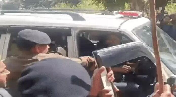 ਬ੍ਰੇਕਿੰਗ : CM ਮਾਨ ਨੂੰ ਮਿਲਣ ਪਹੁੰਚੇ ਕੇਂਦਰੀ ਮੰਤਰੀ ਬਿੱਟੂ ਦੇ ਸੁਰੱਖਿਆ ਮੁਲਾਜ਼ਮਾਂ ਦੀ ਚੰਡੀਗੜ੍ਹ ਪੁਲਿਸ ਹੋਈ ਝੜਪ, ਗਰਮਾ ਗਿਆ ਮਾਹੌਲ