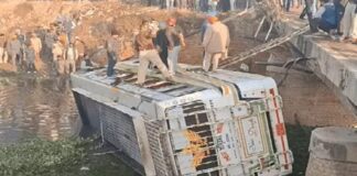 ਪੰਜਾਬ ‘ਚ ਵੱਡਾ ਹਾਦਸਾ ! ਸਵਾਰੀਆਂ ਨਾਲ ਭਰੀ ਬੱਸ ਦੀ ਟਰੱਕ ਨਾਲ ਭਿਆਨਕ ਟੱਕਰ, ਨਾਲੇ ‘ਚ ਡਿੱਗੀ ਬੱਸ, 5 ਲੋਕਾਂ ਦੀ ਮੌਤ ਸਣੇ ਕਈ ਜ਼ਖਮੀ