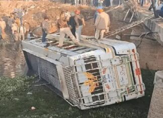 ਪੰਜਾਬ ‘ਚ ਵੱਡਾ ਹਾਦਸਾ ! ਸਵਾਰੀਆਂ ਨਾਲ ਭਰੀ ਬੱਸ ਦੀ ਟਰੱਕ ਨਾਲ ਭਿਆਨਕ ਟੱਕਰ, ਨਾਲੇ ‘ਚ ਡਿੱਗੀ ਬੱਸ, 5 ਲੋਕਾਂ ਦੀ ਮੌਤ ਸਣੇ ਕਈ ਜ਼ਖਮੀ