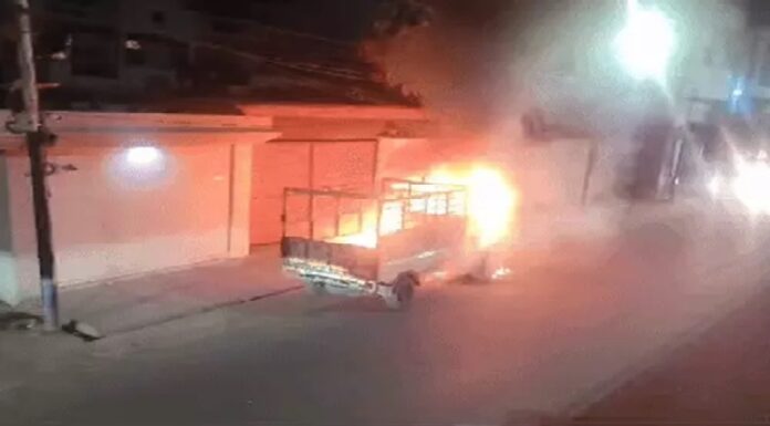 ਲੁਧਿਆਣਾ ‘ਚ ਚਲਦੀ ਪਿਕਅਪ ਗੱਡੀ ਨੂੰ ਲੱਗੀ ਅੱਗ, ਛਾਲ ਮਾਰ ਕੇ ਡਰਾਈਵਰ ਨੇ ਬਚਾਈ ਜਾਨ