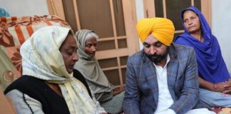 ਮੁੱਖ ਮੰਤਰੀ ਨੇ ਸੜਕ ਸੁਰੱਖਿਆ ਫੋਰਸ ਦੇ ਸ਼ਹੀਦ ਕਾਂਸਟੇਬਲ ਦੇ ਪਰਿਵਾਰ ਨੂੰ ਇਕ ਕਰੋੜ ਰੁਪਏ ਦਾ ਚੈੱਕ ਸੌਂਪਿਆ