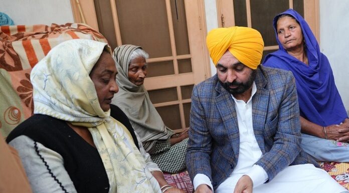 ਮੁੱਖ ਮੰਤਰੀ ਨੇ ਸੜਕ ਸੁਰੱਖਿਆ ਫੋਰਸ ਦੇ ਸ਼ਹੀਦ ਕਾਂਸਟੇਬਲ ਦੇ ਪਰਿਵਾਰ ਨੂੰ ਇਕ ਕਰੋੜ ਰੁਪਏ ਦਾ ਚੈੱਕ ਸੌਂਪਿਆ
