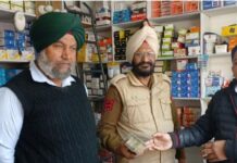 ਇਮਾਨਦਾਰੀ ਜ਼ਿੰਦਾ ਹੈ ! ਦੁਕਾਨ ‘ਤੇ ਭੁੱਲ ਗਏ 3 ਲੱਖ ਰੁਪਏ ਦੁਕਾਨਦਾਰ ਨੇ ਬੈਂਕ ਵਾਲਿਆਂ ਨੂੰ ਕੀਤੇ ਵਾਪਸ