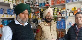 ਇਮਾਨਦਾਰੀ ਜ਼ਿੰਦਾ ਹੈ ! ਦੁਕਾਨ ‘ਤੇ ਭੁੱਲ ਗਏ 3 ਲੱਖ ਰੁਪਏ ਦੁਕਾਨਦਾਰ ਨੇ ਬੈਂਕ ਵਾਲਿਆਂ ਨੂੰ ਕੀਤੇ ਵਾਪਸ