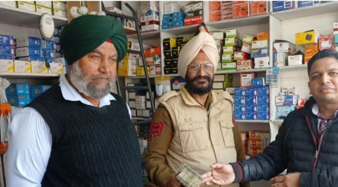ਇਮਾਨਦਾਰੀ ਜ਼ਿੰਦਾ ਹੈ ! ਦੁਕਾਨ ‘ਤੇ ਭੁੱਲ ਗਏ 3 ਲੱਖ ਰੁਪਏ ਦੁਕਾਨਦਾਰ ਨੇ ਬੈਂਕ ਵਾਲਿਆਂ ਨੂੰ ਕੀਤੇ ਵਾਪਸ