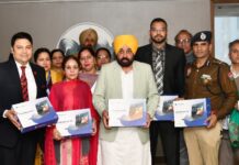 ਮੁੱਖ ਮੰਤਰੀ ਵੱਲੋਂ ਲੁਧਿਆਣਾ ‘ਚ ਡਿਜੀਟਲ ਸਿੱਖਿਆ ਪਹਿਲਕਦਮੀ ਦੀ ਸ਼ੁਰੂਆਤ, ਸਕੂਲੀ ਵਿਦਿਆਰਥੀਆਂ ਨੂੰ ਲੈਪਟਾਪ ਵੰਡਣ ਦੀ ਕੀਤੀ ਸ਼ੁਰੂਆਤ