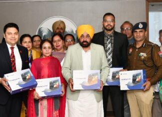 ਮੁੱਖ ਮੰਤਰੀ ਵੱਲੋਂ ਲੁਧਿਆਣਾ ‘ਚ ਡਿਜੀਟਲ ਸਿੱਖਿਆ ਪਹਿਲਕਦਮੀ ਦੀ ਸ਼ੁਰੂਆਤ, ਸਕੂਲੀ ਵਿਦਿਆਰਥੀਆਂ ਨੂੰ ਲੈਪਟਾਪ ਵੰਡਣ ਦੀ ਕੀਤੀ ਸ਼ੁਰੂਆਤ