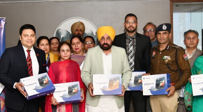 ਮੁੱਖ ਮੰਤਰੀ ਵੱਲੋਂ ਲੁਧਿਆਣਾ ‘ਚ ਡਿਜੀਟਲ ਸਿੱਖਿਆ ਪਹਿਲਕਦਮੀ ਦੀ ਸ਼ੁਰੂਆਤ, ਸਕੂਲੀ ਵਿਦਿਆਰਥੀਆਂ ਨੂੰ ਲੈਪਟਾਪ ਵੰਡਣ ਦੀ ਕੀਤੀ ਸ਼ੁਰੂਆਤ