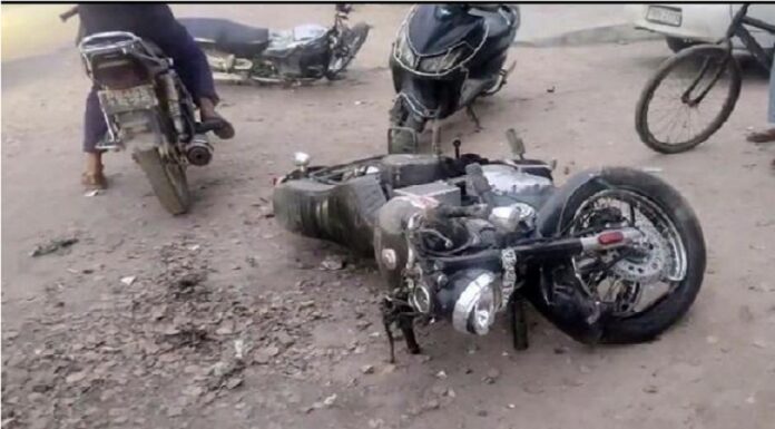 ਦੋ ਮੋਟਰਸਾਈਕਲਾਂ ਦੀ ਹੋਈ ਭਿਆਨਕ ਟੱਕਰ ‘ਚ ਇਕ ਨੌਜਵਾਨ ਦੀ ਮੌਤ, 2 ਦੀ ਹਾਲਤ ਗੰਭੀਰ