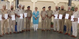 ਜਲੰਧਰ ਪੁਲਿਸ ਕਮਿਸ਼ਨਰ ਨੇ ‘ਯੁੱਧ ਨਸ਼ੇ ਵਿਰੁੱਧ’ ਮੁਹਿੰਮ ਨੂੰ ਸਫਲ ਬਨਾਉਣ ਵਾਲੇ ਮੁਲਾਜ਼ਮਾਂ ਦਾ ਕੀਤਾ ਸਨਮਾਨ