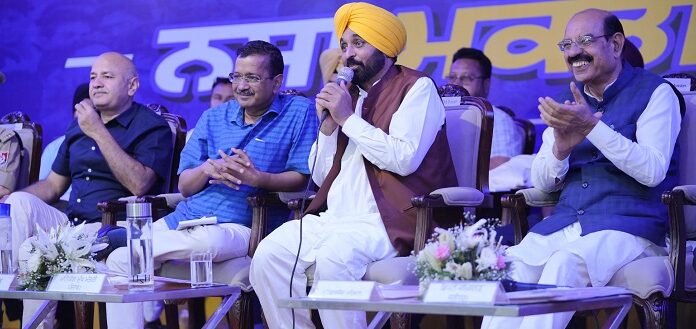 ਭਗਵੰਤ ਮਾਨ ਅਤੇ ਕੇਜਰੀਵਾਲ ਵੱਲੋਂ ਨਸ਼ਿਆਂ ਦੀ ਸਮੱਸਿਆ ਨਾਲ ਨਜਿੱਠਣ ਅਤੇ ਆਉਣ ਵਾਲੀਆਂ ਪੀੜ੍ਹੀਆਂ ਨੂੰ ਬਚਾਉਣ ਲਈ ਲੋਕਾਂ ਨੂੰ ਪਹਿਰੇਦਾਰ ਵਜੋਂ ਕੰਮ ਕਰਨ ਦੀ ਅਪੀਲ