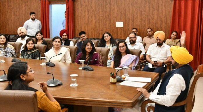 ਮੁੱਖ ਮੰਤਰੀ ਨੇ ਨਵੇਂ ਚੁਣੇ ਗਏ 26 ਯੂਪੀਐਸਸੀ ਅਧਿਕਾਰੀਆਂ ਨੂੰ ਦੇਸ਼ ਭਰ ਵਿੱਚ ਸੂਬੇ ਦੇ ਅਮੀਰ ਸੱਭਿਆਚਾਰ ਅਤੇ ਵਿਰਾਸਤ ਦੇ ਦੂਤ ਬਣਨ ਲਈ ਪ੍ਰੇਰਿਆ