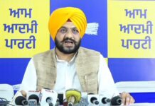 ਜੇ ਬਿੱਟੂ ਵਿੱਚ ਇੰਨੀ ਹਿੰਮਤ ਸੀ ਤਾਂ ਇਸ ਚੋਣ ਵਿੱਚ ਆਪਣੇ ਪਰਿਵਾਰ ‘ਚੋਂ ਕਿਸੇ ਨੂੰ ਖੜ੍ਹਾ ਕਿਉਂ ਨਹੀਂ ਕੀਤਾ? – ਤਰੁਣਪ੍ਰੀਤ ਸੌਂਧ