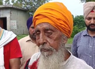 ਜ਼ਮੀਨੀ ਵਿਵਾਦ ਨੂੰ ਲੈ ਕੇ ਬਜ਼ੁਰਗ ਚੜ੍ਹਿਆ ਟੈਂਕੀ ‘ਤੇ, 2 ਘੰਟੇ ਬਾਅਦ ਪੁਲਿਸ ਨੇ ਸਮਝਾ ਕੇ ਉਤਾਰਿਆ