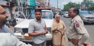 ਅੰਮ੍ਰਿਤਸਰ – ਕ੍ਰਿਸਟਲ ਚੌਂਕ ‘ਚ ਅੱਜ ਇਕ ਹਾਈ ਵੋਲਟੇਜ ਡਰਾਮਾ ਦੇਖਣ ਨੂੰ ਮਿਲਿਆ।