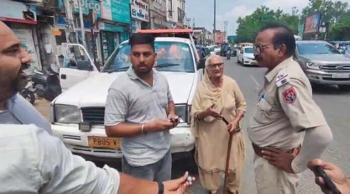 ਅੰਮ੍ਰਿਤਸਰ – ਕ੍ਰਿਸਟਲ ਚੌਂਕ ‘ਚ ਅੱਜ ਇਕ ਹਾਈ ਵੋਲਟੇਜ ਡਰਾਮਾ ਦੇਖਣ ਨੂੰ ਮਿਲਿਆ।