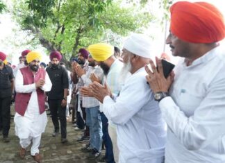 ਮੁੱਖ ਮੰਤਰੀ ਦੇ ਖੇਤਾਂ ਦੇ ਦੌਰੇ ਨੂੰ ਇਤਿਹਾਸਕ ਕਦਮ ਦੱਸਦਿਆਂ ਸ਼ੁਕਰਗੁਜ਼ਾਰ ਹੋਏ ਪਿੰਡ ਵਾਸੀ ਸਮਾਜ ਦੇ ਹਰੇਕ ਵਰਗ ਦੀ ਭਲਾਈ ਲਈ ਲੀਹੋਂ ਹਟਵੀਆਂ ਪਹਿਲਕਦਮੀਆਂ ਅਪਣਾਉਣ ਲਈ ਮੁੱਖ ਮੰਤਰੀ ਦਾ ਧੰਨਵਾਦ