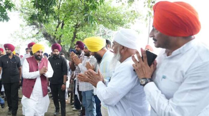 ਮੁੱਖ ਮੰਤਰੀ ਦੇ ਖੇਤਾਂ ਦੇ ਦੌਰੇ ਨੂੰ ਇਤਿਹਾਸਕ ਕਦਮ ਦੱਸਦਿਆਂ ਸ਼ੁਕਰਗੁਜ਼ਾਰ ਹੋਏ ਪਿੰਡ ਵਾਸੀ ਸਮਾਜ ਦੇ ਹਰੇਕ ਵਰਗ ਦੀ ਭਲਾਈ ਲਈ ਲੀਹੋਂ ਹਟਵੀਆਂ ਪਹਿਲਕਦਮੀਆਂ ਅਪਣਾਉਣ ਲਈ ਮੁੱਖ ਮੰਤਰੀ ਦਾ ਧੰਨਵਾਦ