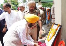 ਮੁੱਖ ਮੰਤਰੀ ਨੇ ਹਜ਼ਾਰਾਂ ਹੋਰ ਲੋਕਾਂ ਨਾਲ ਮਿਲ ਕੇ ਮੈਰਾਥਨ ਦੌੜਾਕ ਫੌਜਾ ਸਿੰਘ ਨੂੰ ਦਿੱਤੀ ਅੰਤਿਮ ਵਿਦਾਈ * ਫੌਜਾ ਸਿੰਘ ਦੀ ਸਖ਼ਤ ਮਿਹਨਤ, ਸਮਰਪਣ ਅਤੇ ਲਗਨ ਹਮੇਸ਼ਾ ਨੌਜਵਾਨ ਪੀੜ੍ਹੀਆਂ ਨੂੰ ਪ੍ਰੇਰਿਤ ਕਰੇਗੀ: ਮੁੱਖ ਮੰਤਰੀ